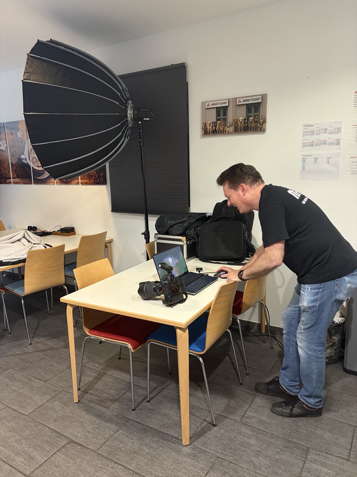 Unser Fotografiepartner bereitet Kamera und Laptop vor